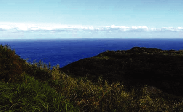 八丈島から遠くに見える、真っ青な島、青ヶ島。